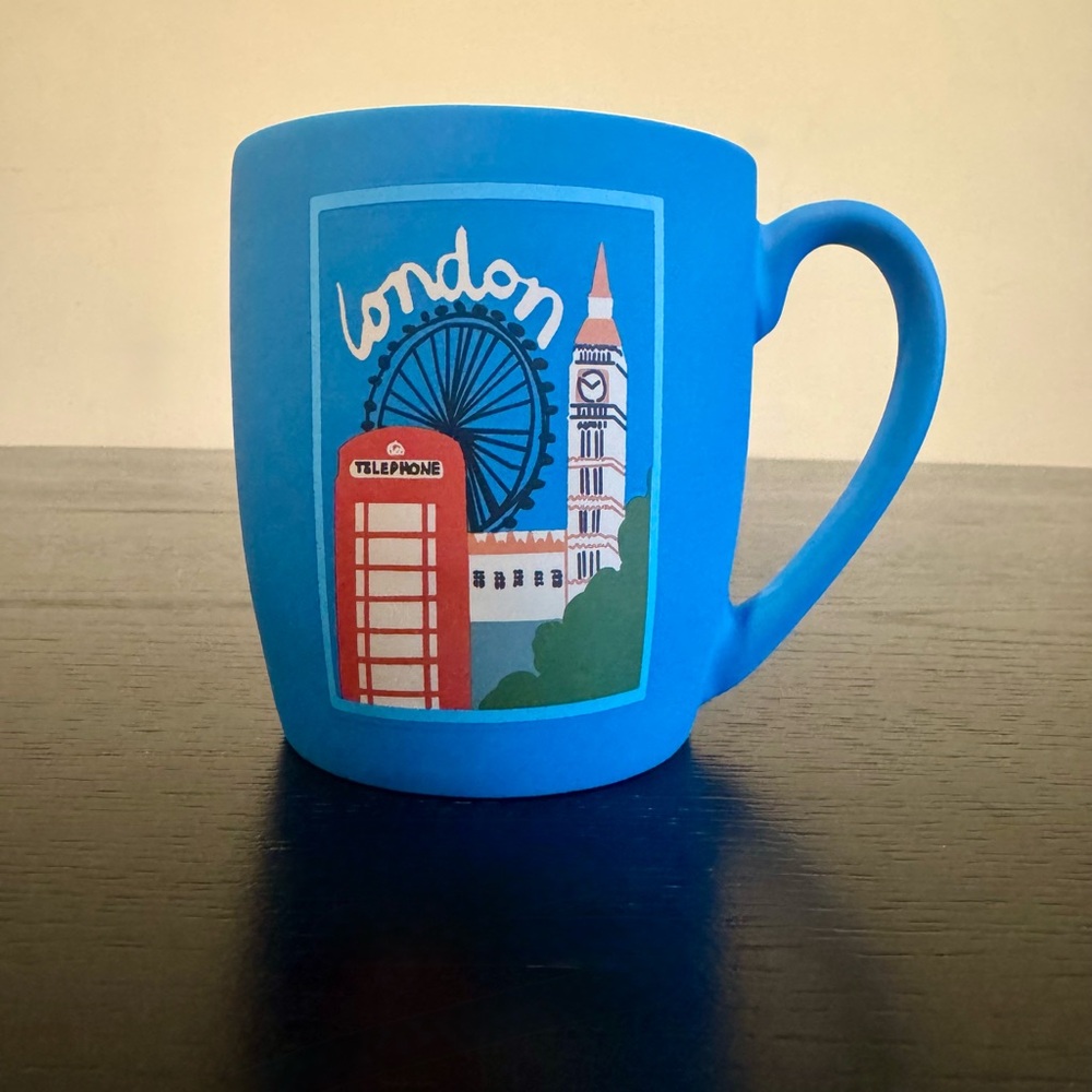 💙 Punch Studio’s soft touch, oversized, 20
oz London coffee mug 💙